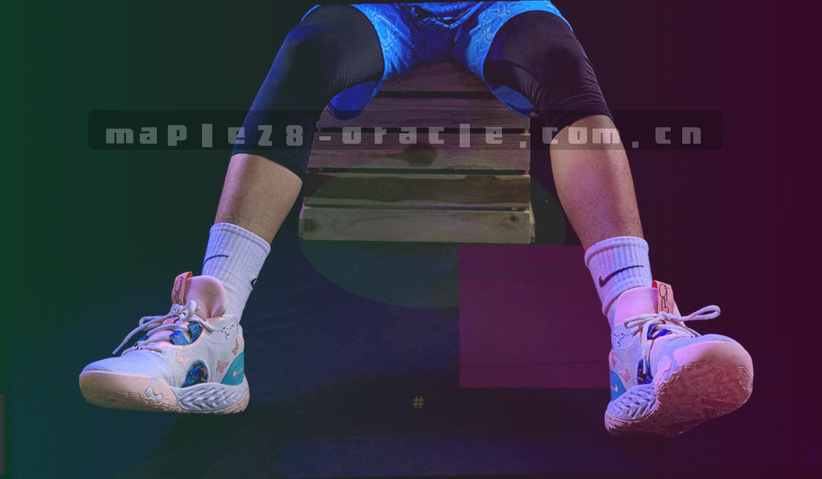 三种不同比例的屏幕轮廓并排，内部为抽象列表线条，无真实界面截图